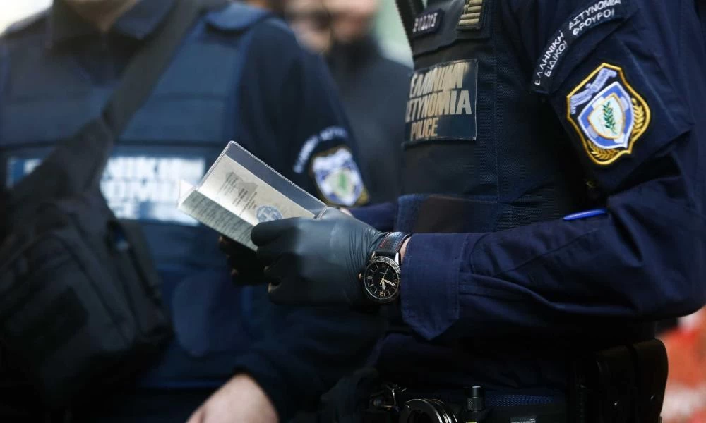 Κύκλωμα με πλαστά έγγραφα: Μόνο που δεν επιτέθηκε στους αστυνομικούς που πήγαν να ψάξουν το γραφείο του ο φερόμενος ως εγκέφαλος
